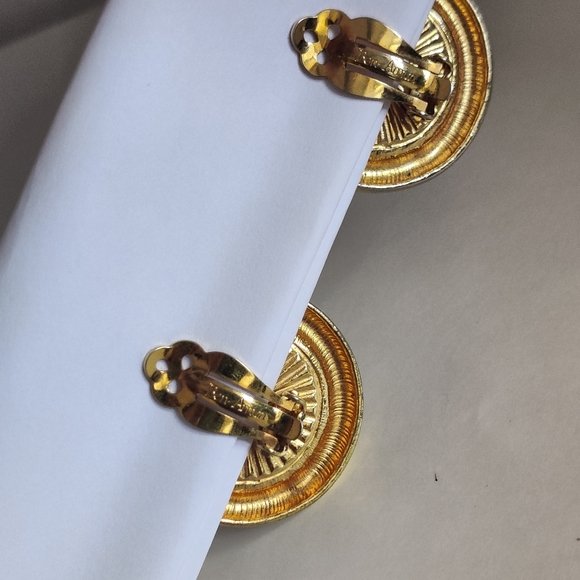 VTG Ben-Amun matte gold disc etched earrings - Picture 4 of 9